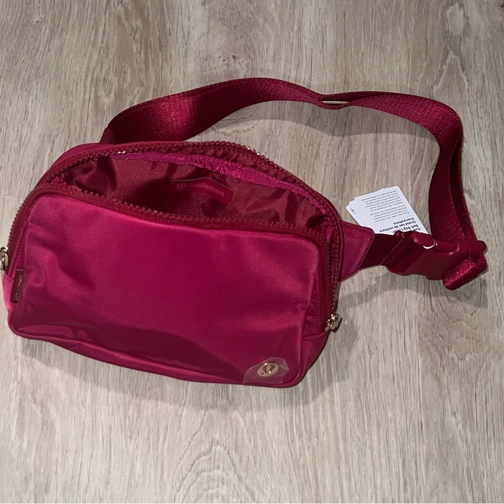 NWT Lululemon 2L Crossbody Belt Bag Rumble Berry Gold Hardware